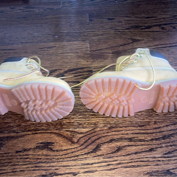 Size 10 unisex toddler— like new—Timberland 6in waterproof tan boots - Picture 6 of 7